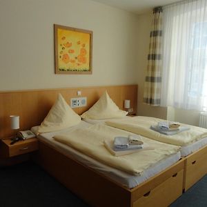 Zimmer mit Kingsize-Bett